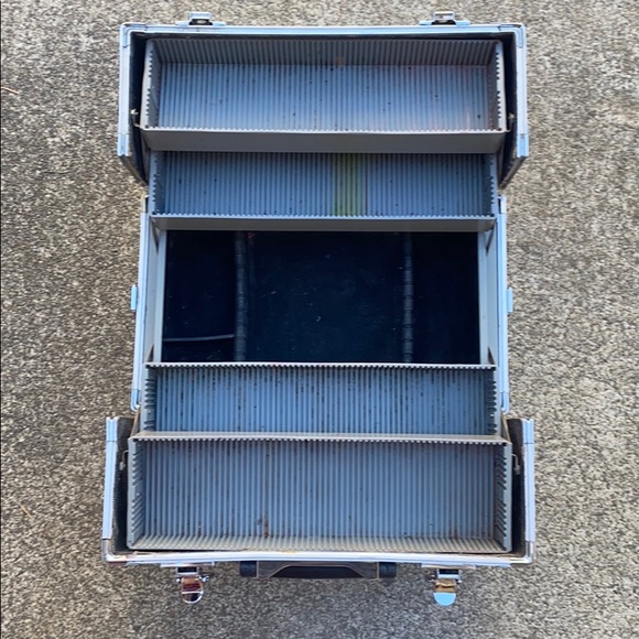 Vintage Metal Makeup Box - Picture 5 of 6